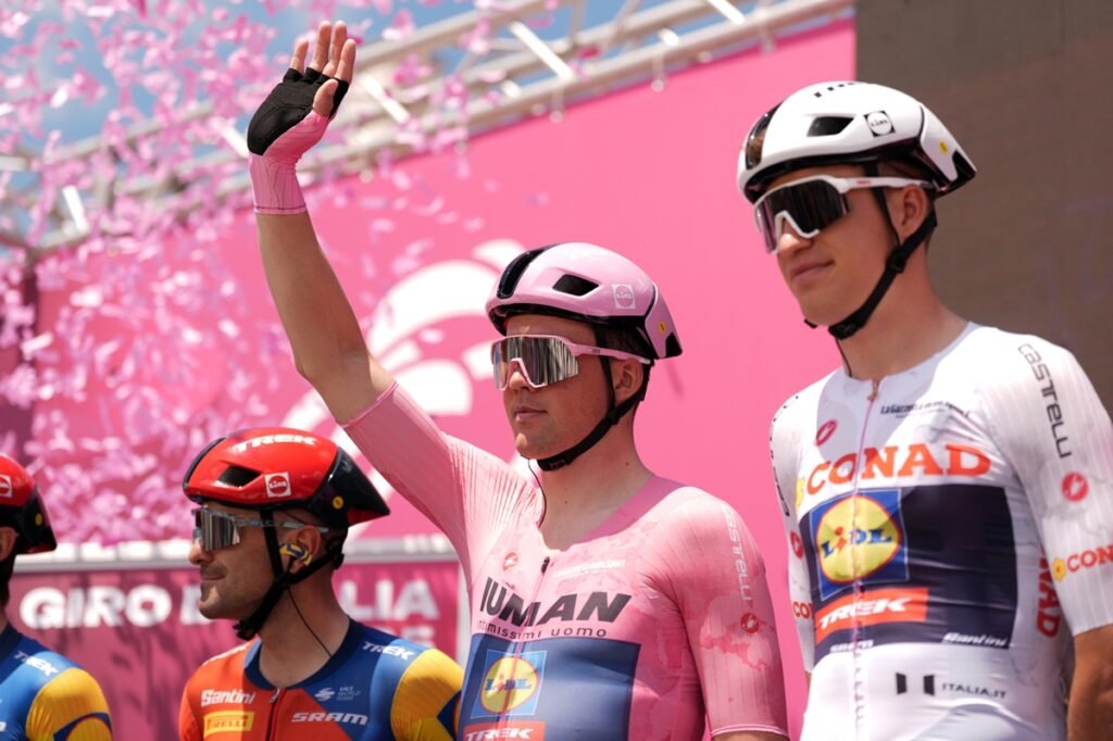Giro d’Italia 2025, la maglia rosa Mads Pedersen rinnova a vita con la Lidl-Trek