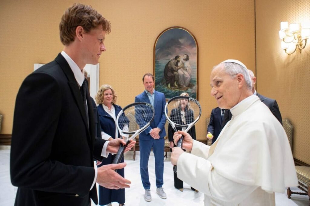 Jannik Sinner incontra Leone XIV al Vaticano. Il n.1 al mondo regala la sua racchetta al Papa