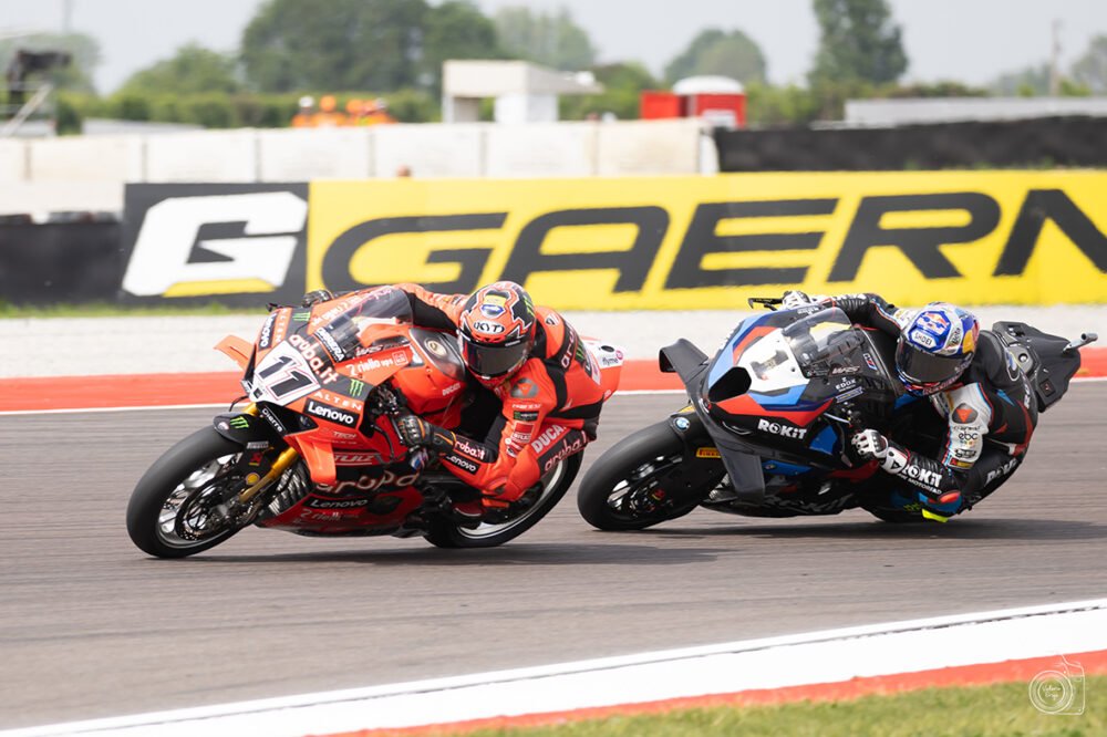 Superbike. Bulega in Cechia proverà la fuga, mentre Razgatlioglu cercherà di rintuzzare