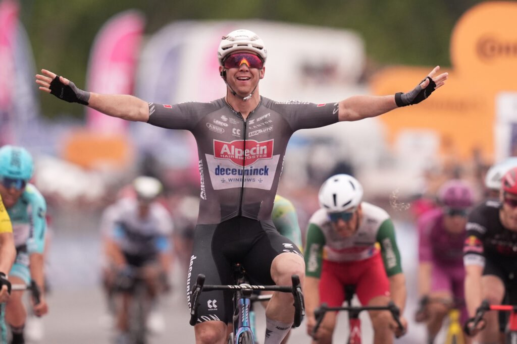 Giro d’Italia 2025: Kaden Groves vince la tappa di Napoli neutralizzata dopo la maxi caduta