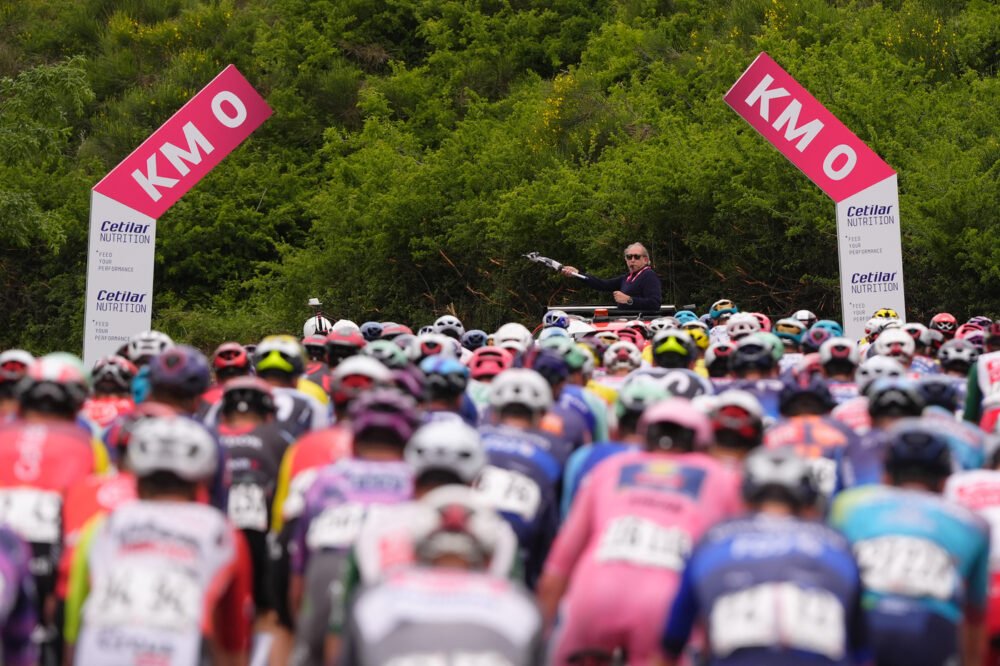 Maxi caduta al Giro d’Italia: a terra anche la maglia rosa, Hindley in ambulanza – VIDEO