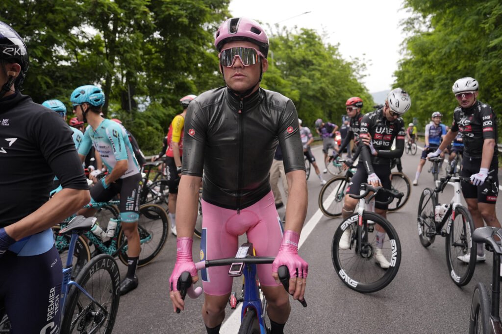 Mads Pedersen dopo la caduta: “Nulla di fratturato, avrei voluto fare la volata”