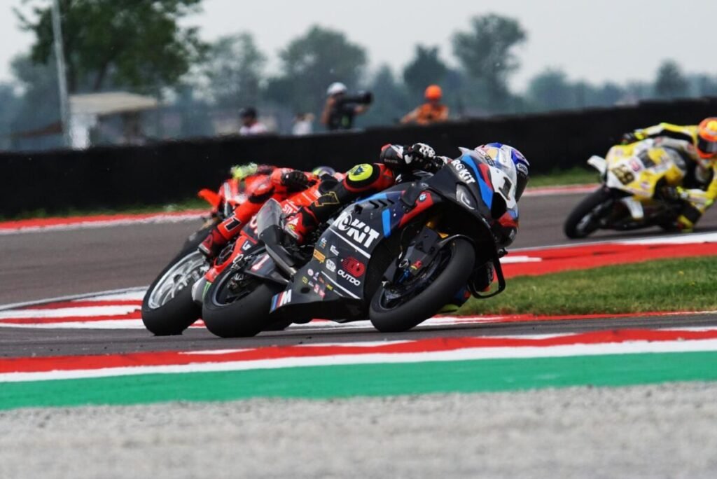 Superbike, Toprak Razgatlioglu svetta nella FP1 in Cechia. Bulega vittima di una brutta caduta