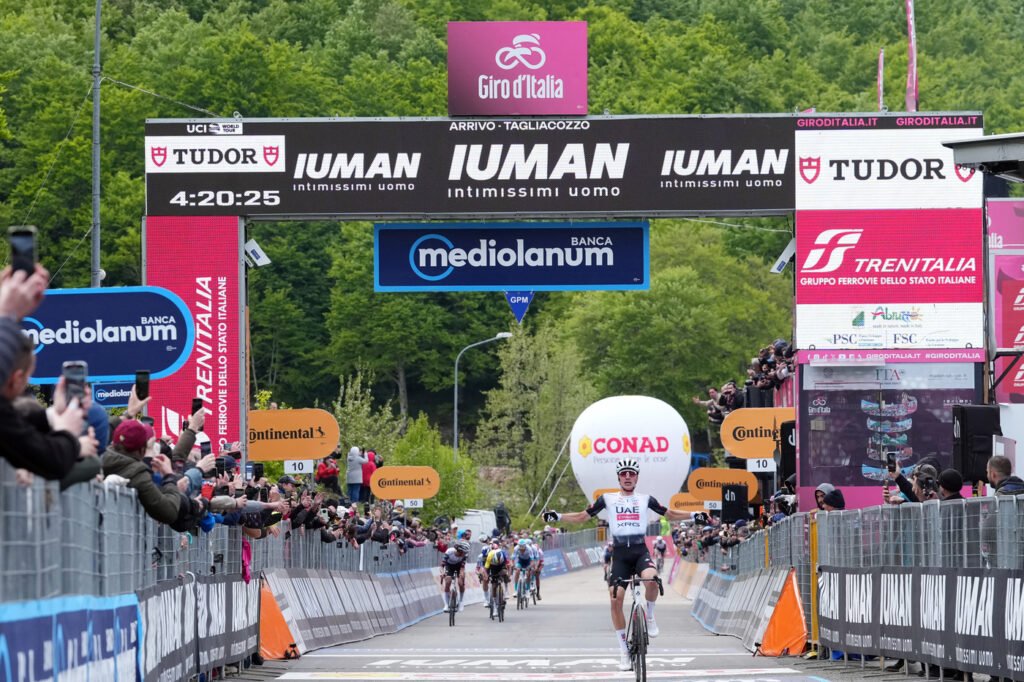 Giro d’Italia 2025: Juan Ayuso mette subito il timbro in salita, Roglic in Maglia Rosa