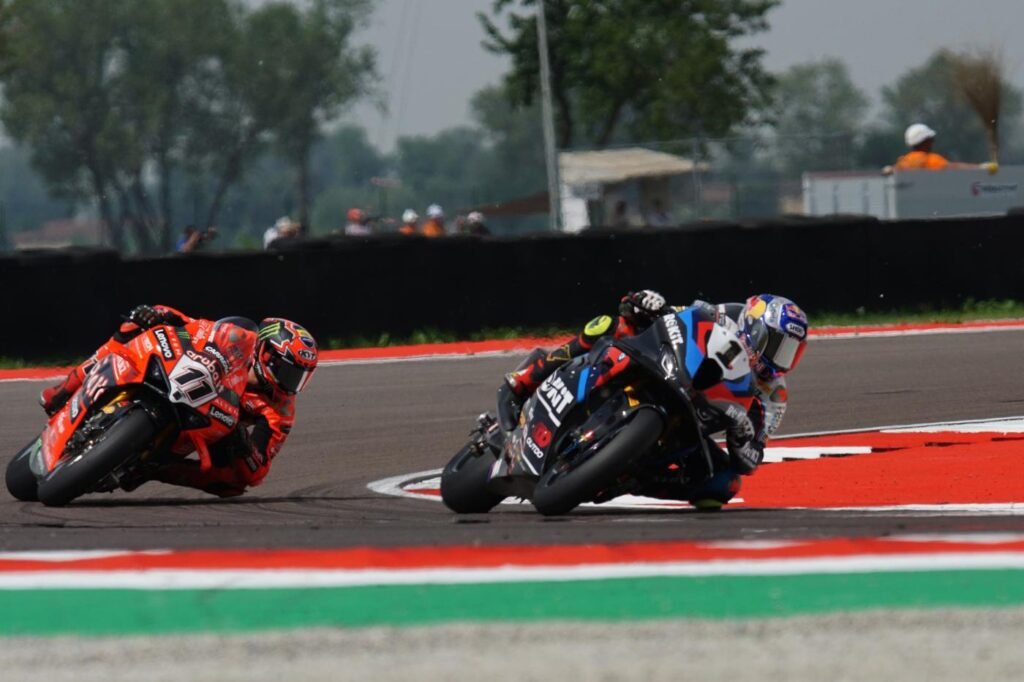Superbike, Toprak Razgatlioglu vince gara-1 a Most. Bulega acciaccato, in piazza d’onore