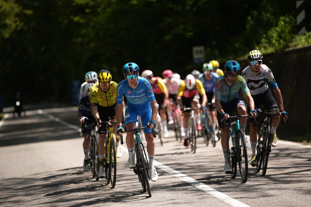 Giro d’Italia 2025: premio alla carriera per Diego Ulissi, è lui la Maglia Rosa. Nona tappa a Plapp