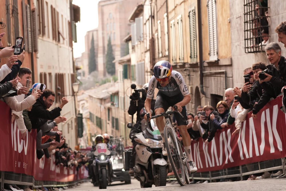LIVE Giro d’Italia 2025, tappa di oggi in DIRETTA: 29 km di sterrato possono generare il caos