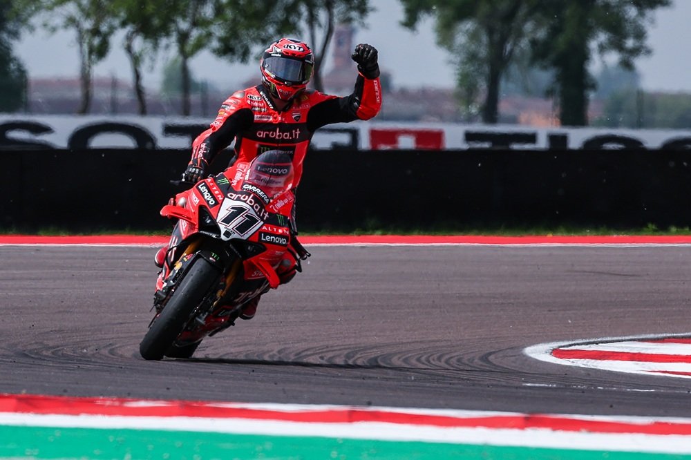 Nicolò Bulega straordinario a Most! Beffa in volata Toprak Razgatlioglu in gara-2