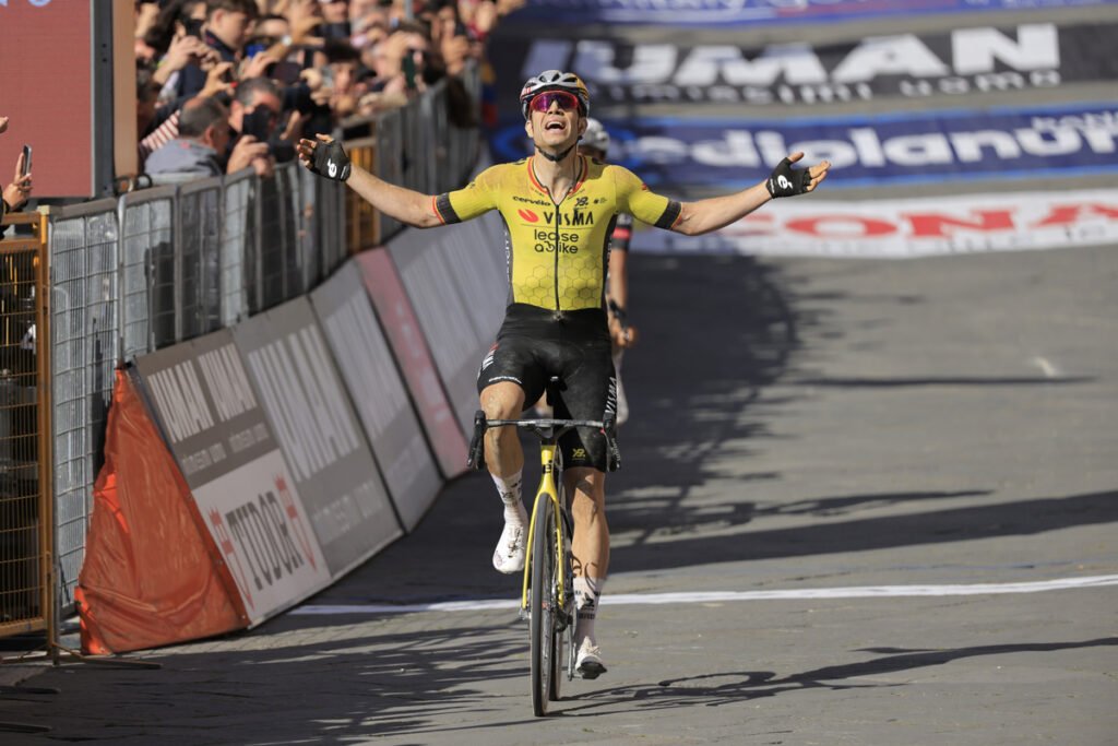 Scossone sterrato al Giro d’Italia! Rinasce Van Aert, Del Toro in maglia rosa, affonda Roglic!