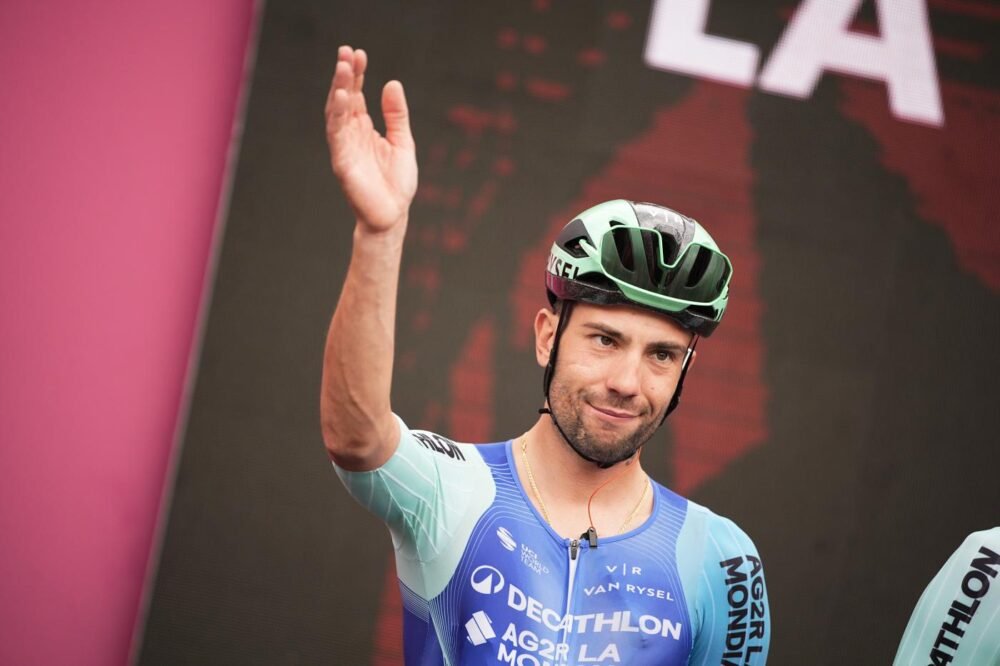 Giro d’Italia, la denuncia di Andrea Vendrame: “Ci lanciavano oggetti in discesa nella cronometro”
