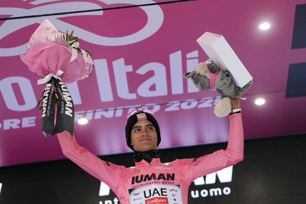 Caos classifica al Giro d’Italia: Carapaz ‘guadagna’ 49″, poi arriva la neutralizzazione