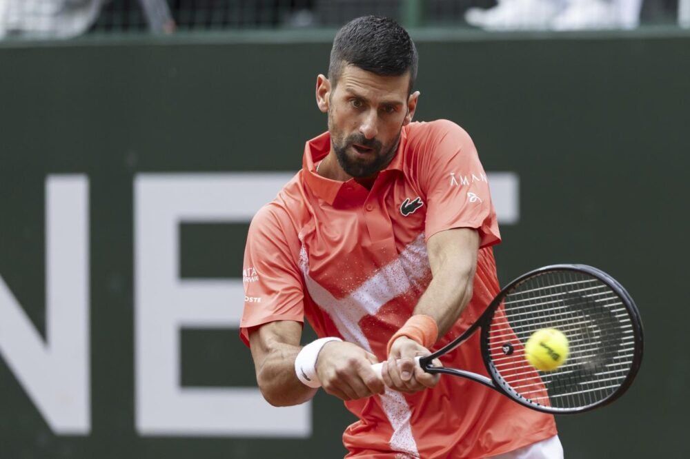 Novak Djokovic perde la pazienza: racchetta spaccata contro Arnaldi, poi la rimonta