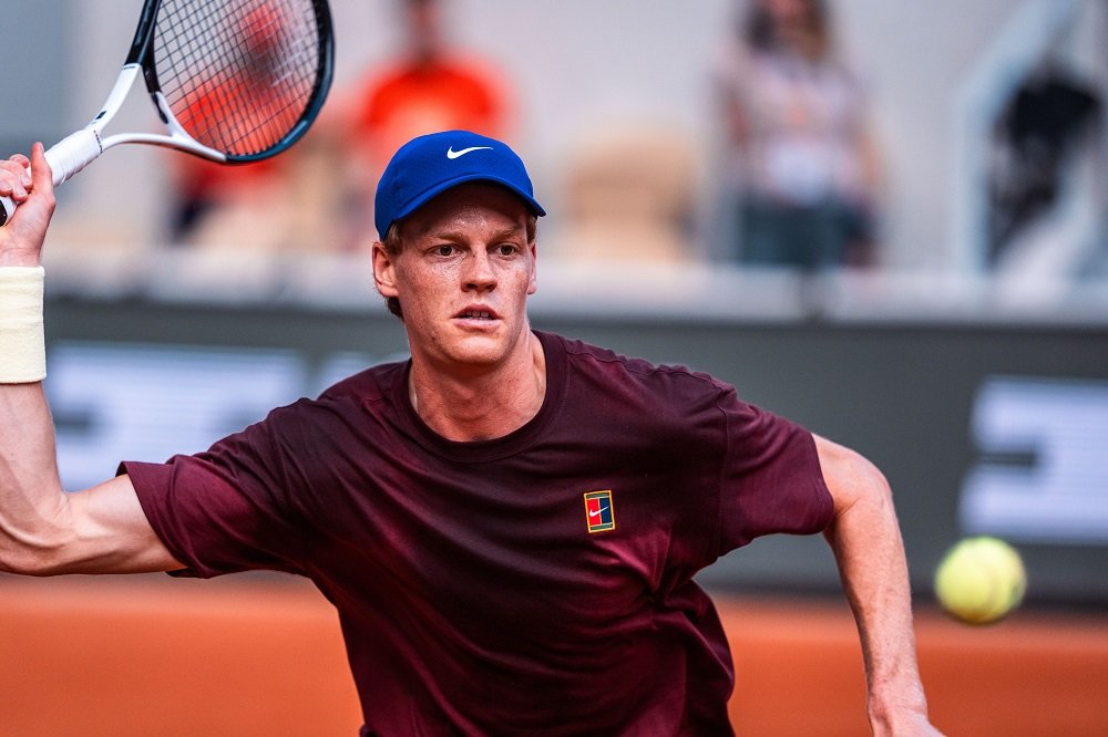 Jannik Sinner affronterà un top-10 in allenamento a Parigi domani: test in vista dell’esordio