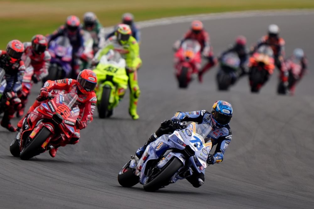 LIVE MotoGP, GP Gran Bretagna 2025 in DIRETTA: Alex Marquez per il bis, Bagnaia deve reagire