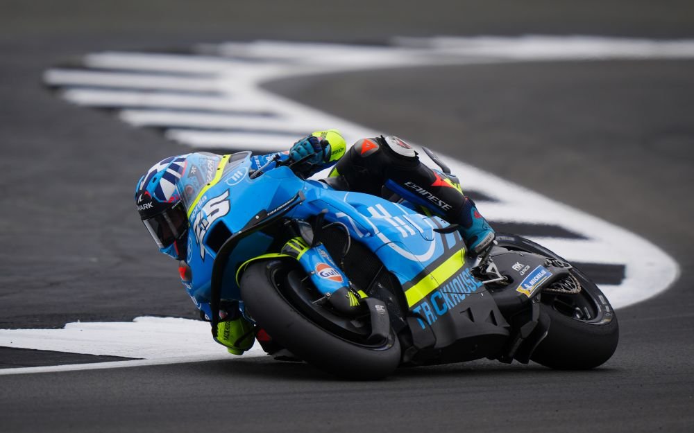 MotoGP, Raul Fernandez svetta in un warm-up bagnato a Silverstone. 6° Marc Marquez, lontano Bagnaia