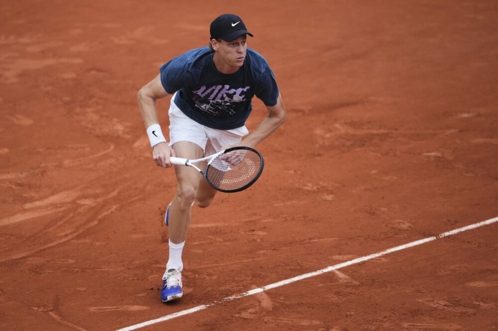 Roland Garros 2025, entrano in campo i giganti. Debutto nel torneo per Sinner e Alcaraz