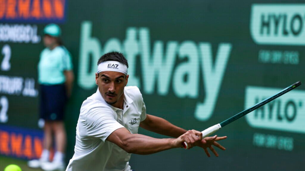 Tennis: Eastbourne; Sonego eliminato al secondo turno