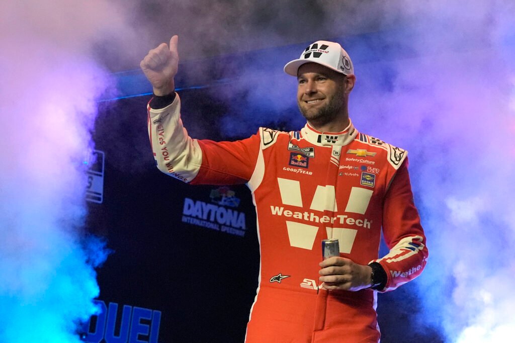 NASCAR, Van Gisbergen non sbaglia e vince al Roval. Logano elimina Chastain