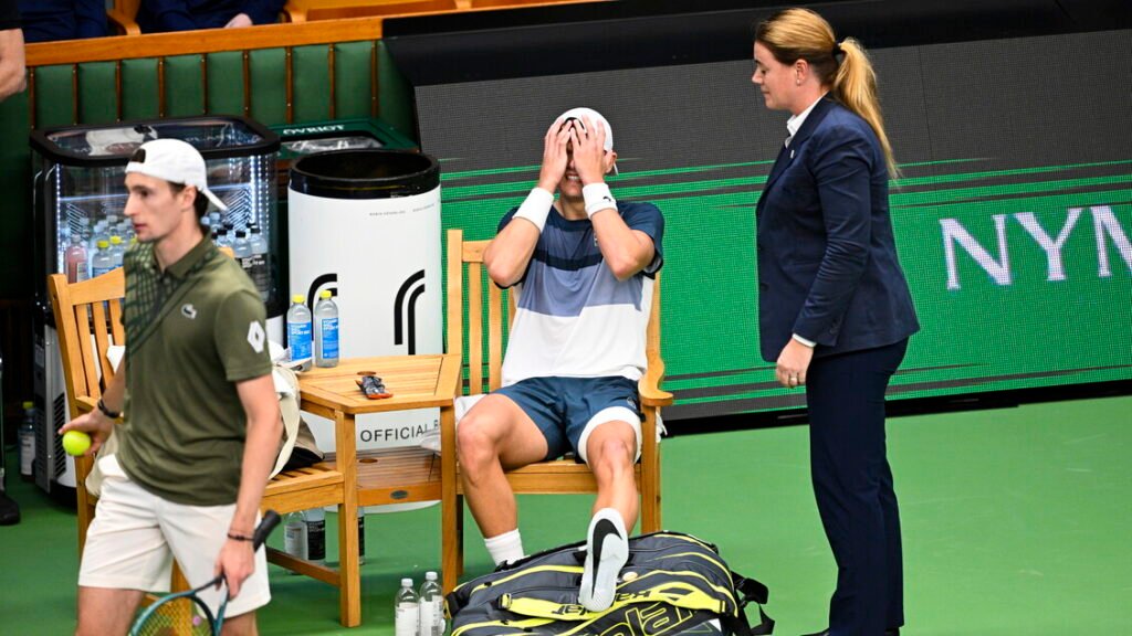Tennis: infortunio per Rune a Stoccolma, si ritira in lacrime