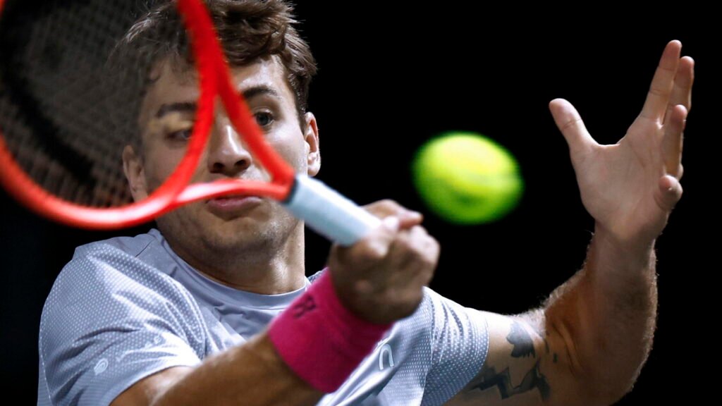 Tennis: Cobolli esordio ok al Masters di Parigi, Darderi fuori