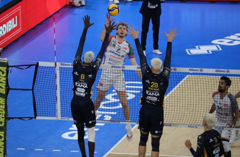 volley,-milano-regola-smirne-e-si-avvicina-alla-finale-di-challenge-cup.-reggers-magistrale