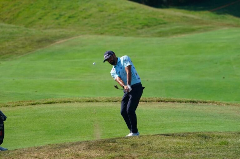 golf:-primo-giro-sospeso-allo-joburg-open,-luke-brown-(per-ora)-sorprende-tutti.-laporta-di-rincorsa