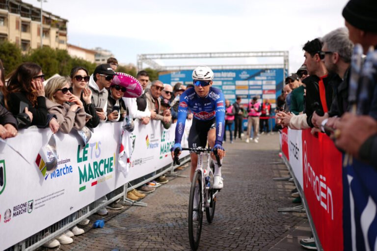 jasper-philipsen-vince-la-nokere-koerse,-segaert-beffato-dopo-una-grande-azione