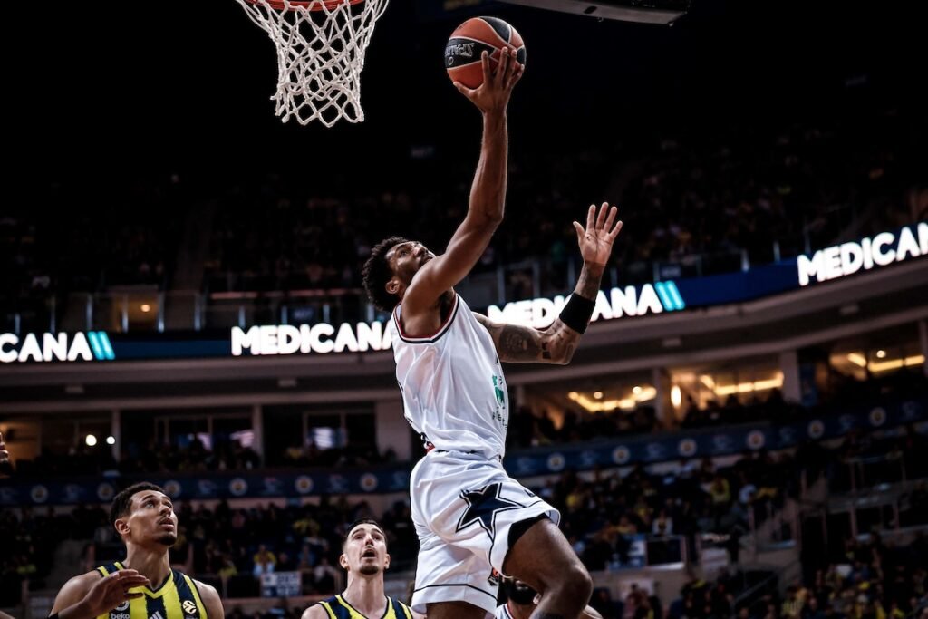 L’Olimpia Milano frana contro il Fenerbahce e vede allontanarsi i play-in