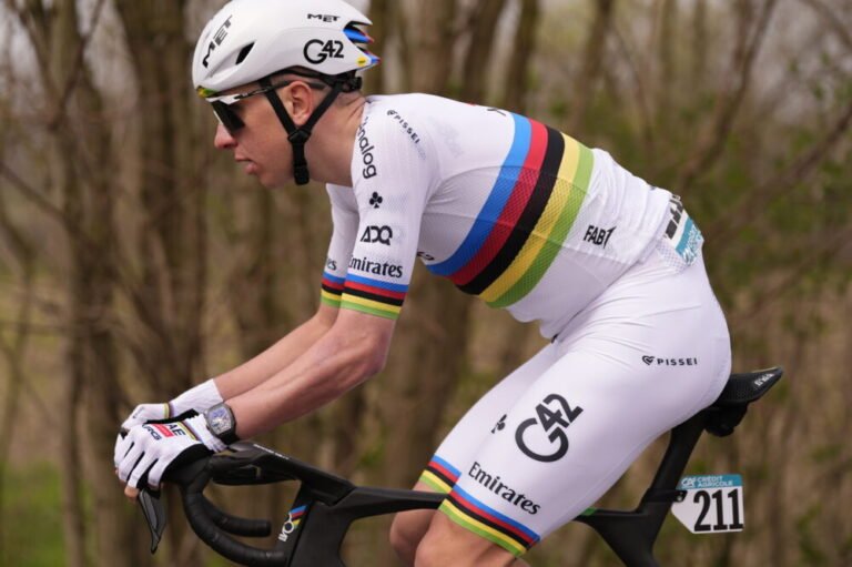 tadej-pogacar-e-il-sesto-a-vincere-la-sanremo-da-campione-del-mondo.-non-accadeva-da-43-anni!