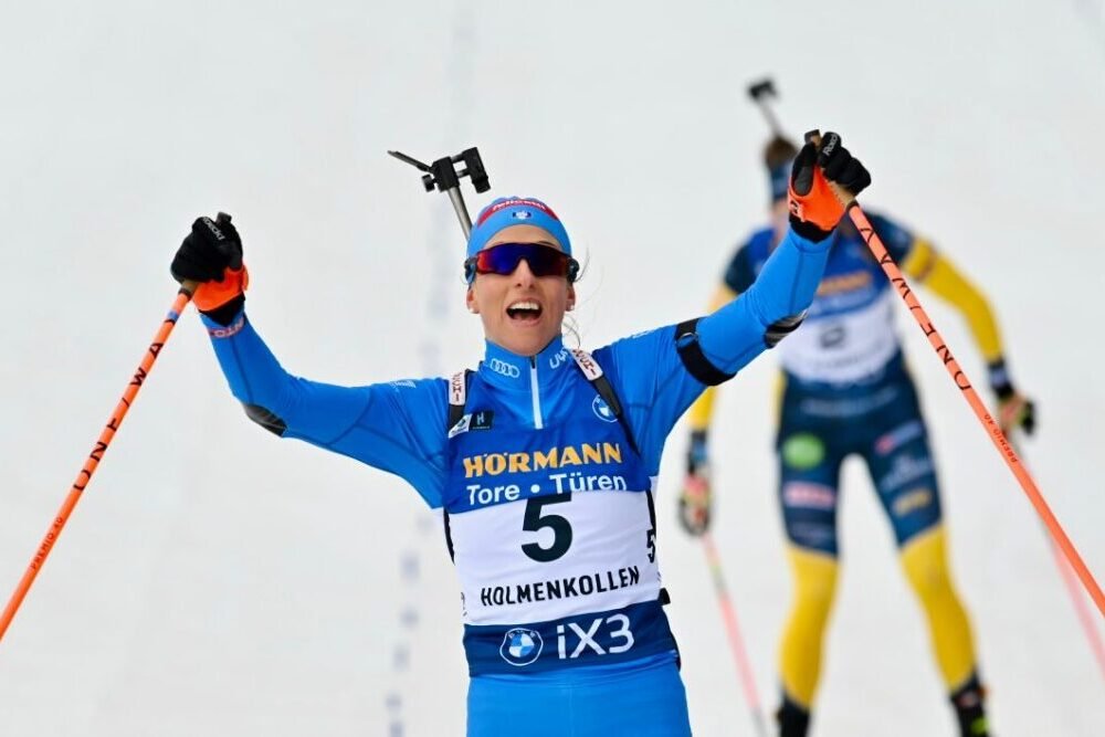 Lisa Vittozzi trionfa a braccia alzate nella mass start di Oslo Holmenkollen!