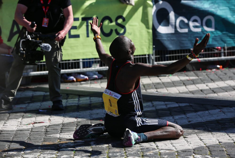 Maratona Roma 2026: risultati e classifica. Kibiwot vince con il record, doppietta di Rutto