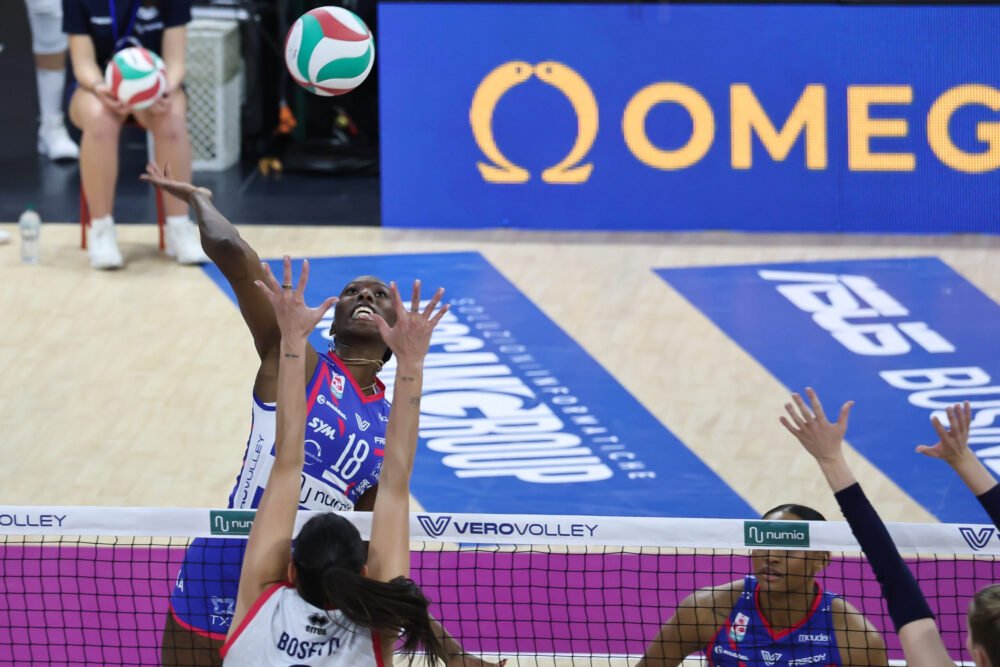 Paola Egonu straripante nel duello con Antropova: tabellini monstre, Milano rimonta e vola sul 2-0