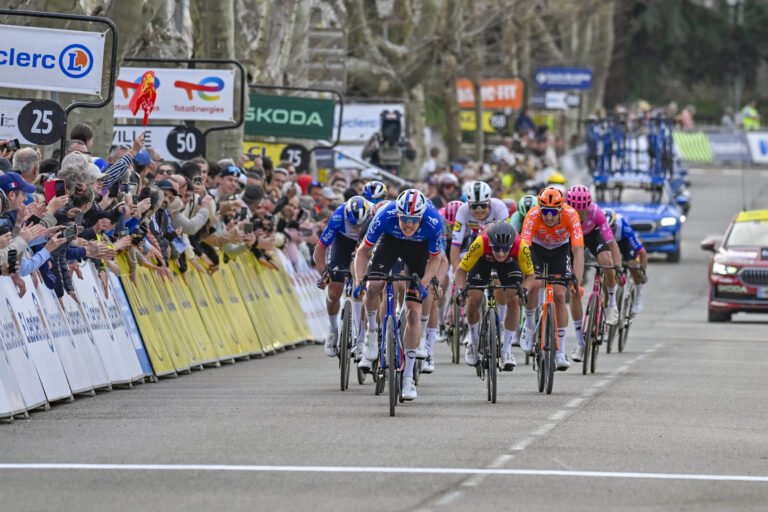 giro-di-catalogna-2026:-dorian-godon-beffa-di-centimetri-remco-evenepoel-nella-prima-tappa