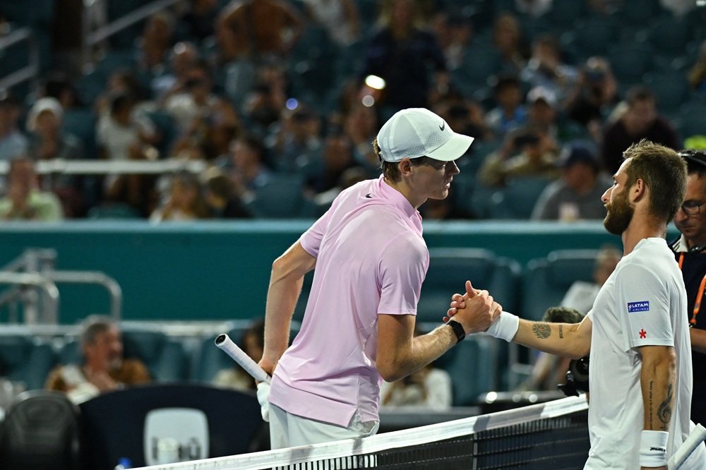 Jannik Sinner regala un punto a Moutet con un gesto sportivo: cosa ha detto all’arbitro