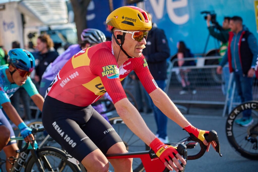 Giro di Catalogna 2026: Magnus Cort si impone allo sprint a Banyoles, Francesco Busatto sul podio