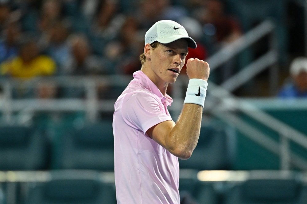 Jannik Sinner viene a capo di un ostico Michelsen, gioca un tie-break e avanza ai quarti a Miami