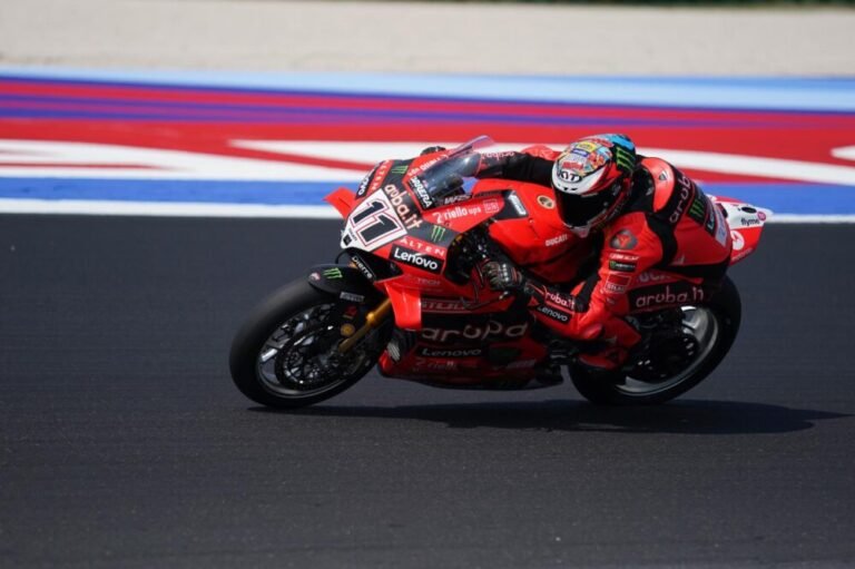 superbike,-nicolo-bulega-non-fa-sconti-e-vince-gara-1-a-portimao.-doppietta-ducati,-cade-montella